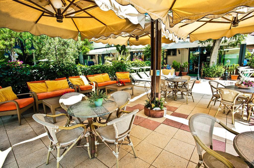 Park Hotel Zaira Cervia Bagian luar foto