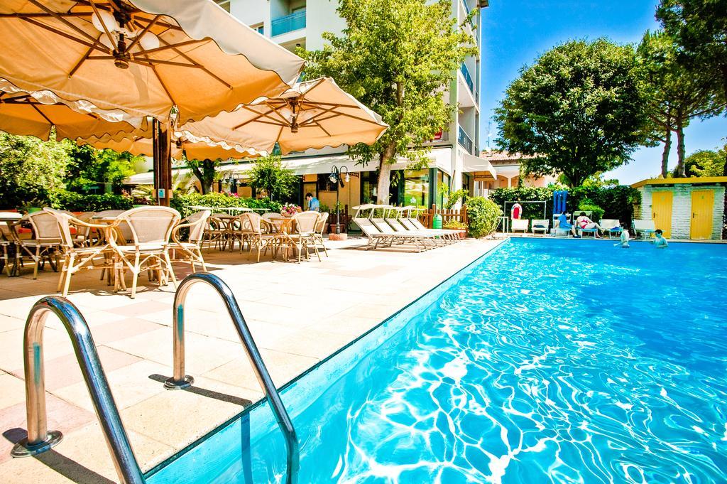 Park Hotel Zaira Cervia Bagian luar foto